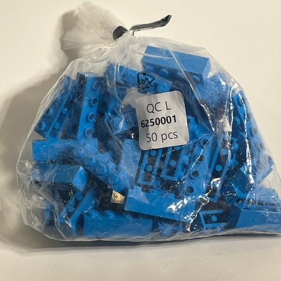 What is the right amount of pieces per bag for an 18+ LEGO set? S! Each bag has 50-200 pieces